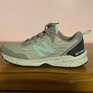 New Balance tennis shoes